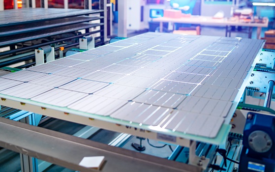 Débitmètres et régulateurs de débit dans la production de panneaux solaires